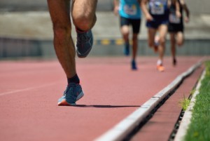 Athléte qui court sur le terrain d'athlétisme