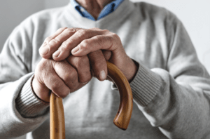 Personne âgée avec une canne - MOP